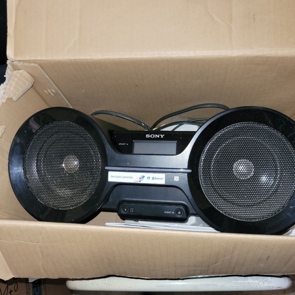 Sony Wireless Boombox Model ZS-BTY50 Bluetooth Radio - Picture 4 of 6